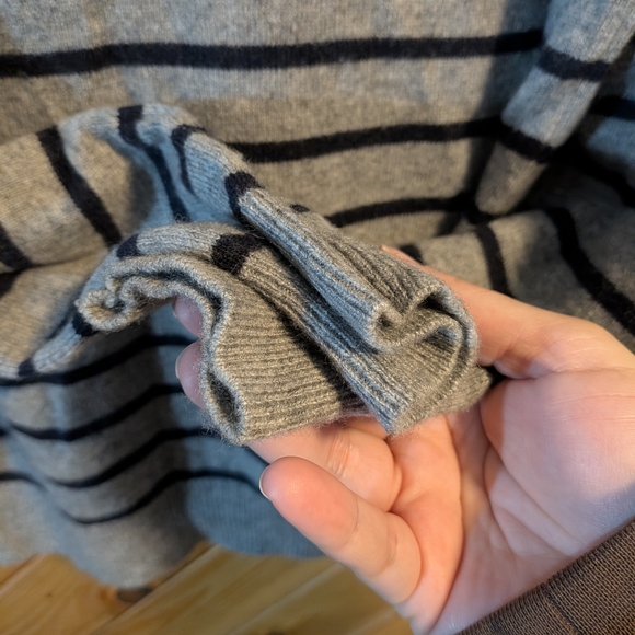 Chinti & Parker Gray Knit with Pink Star Wool & Cashmere Size Small - Picture 3 of 6